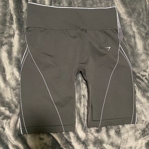 Gymshark apex high rise short: black / lavender